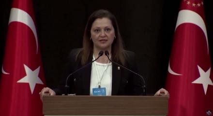 AK Parti'ye katılan Burcu K&ouml;ksal'dan "Değerlere saygı duyanlarla y&uuml;r&uuml;yeceğim" dedi