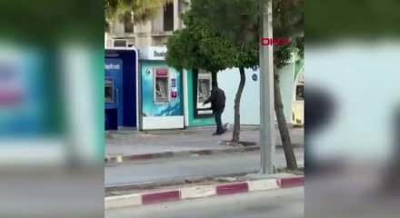 ATM&rsquo;ye taşlı saldırı: O anlar saniye saniye kaydedildi
