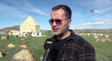  Bayburt&rsquo;ta Hacı Kutlu Bey&rsquo;in t&uuml;rbesinin bulunduğu mezarlık tarihe ışık tutuyor