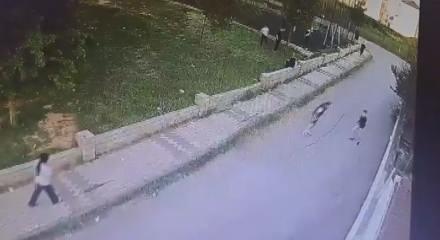 B&uuml;y&uuml;k&ccedil;ekmece'de 15 yaşındaki Abdulbaki'nin &ouml;ld&uuml;ğ&uuml; bı&ccedil;aklı kavga kamerada