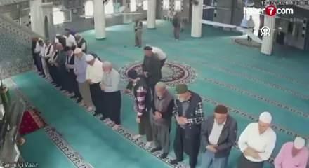 Camide kalp krizi ge&ccedil;iren vatandaşa imamdan kalp masajı! O anlar kamerada
