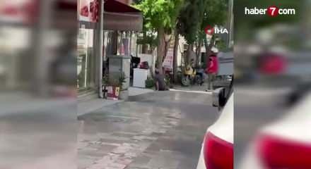 Cezaevinden &ccedil;ıkıp vurduğu husumetlisinin başında polis gelene kadar bekledi