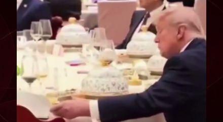 Donald Trump &Ccedil;in liderinin notlarını karıştırırken kameralara fena yakalandı! 
