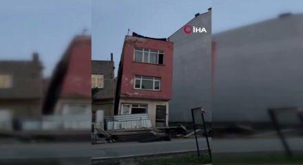 Balıkesir&rsquo;de inşaat kazısı yandaki binayı yıktı: İki katlı bina yana &ccedil;&ouml;kt&uuml;