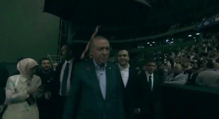 Cumhurbaşkanı Erdoğan sahaya indi: Trib&uuml;nleri gezerek gen&ccedil;leri selamladı