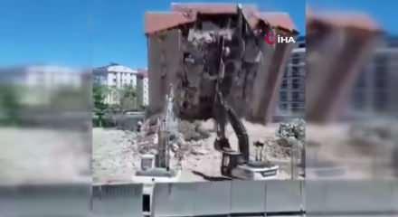 Esenyurt ve Avcılar'da korkutan yıkım: Binaların &ccedil;&ouml;kme anı saniye saniye kaydedildi
