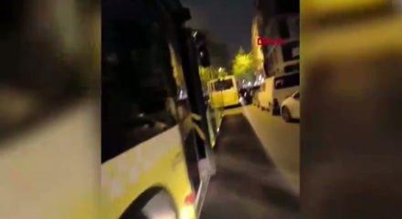 Fatih'te inşaat demiri İETT otob&uuml;s&uuml;n&uuml;n altını delerek i&ccedil;eri girdi; yolcu yaralandı