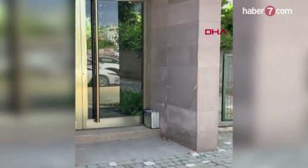 F&uuml;nyeyle patlatılan ş&uuml;pheli &ccedil;antadan makyaj malzemeleri &ccedil;ıktı