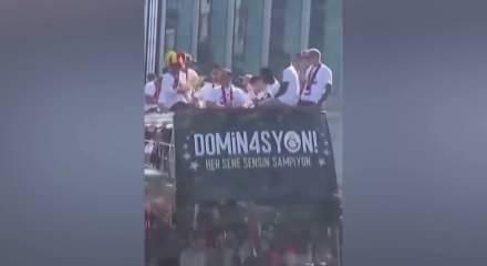 Galatasaray'da şampiyonluk kutlamalarında Torreira ve Yunus'tan dikkat &ccedil;eken Icardi pankartı!