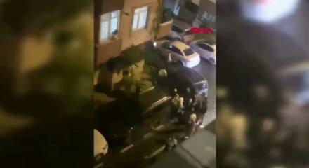 Gaziosmanpaşa'da ara&ccedil; parkı y&uuml;z&uuml;nden kavga &ccedil;ıktı, mahalleli ile s&uuml;r&uuml;c&uuml;ler birbirine girdi