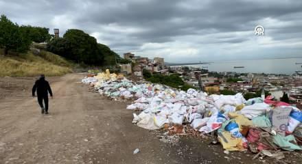 İzmir K&ouml;rfezi'nin &ccedil;&ouml;p manzaralı hali vatandaşı isyan ettirdi