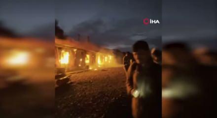 Konteyner yatakhanede başlayan yangında alevlerin sı&ccedil;radığı 8 ara&ccedil; demir yığını haline geldi
