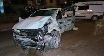 Kontrolden &ccedil;ıkan otomobil, park halindeki &ccedil;ekiciye &ccedil;arptı: 1 &ouml;l&uuml;, 1 yaralı