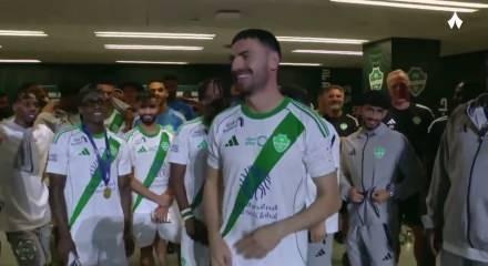 Merih Demiral kupa t&ouml;reninde &ldquo;&Ccedil;ırpınırdı Karadeniz&rdquo; par&ccedil;ası ile stadyumu coşturdu