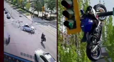 Kanada'da kazaya karışan motosiklet trafik lambasında asılı kaldı