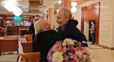 Putin, 88 yaşındaki eski &ouml;ğretmeniyle buluştu! "Bulldog gibi kavga ederdi"