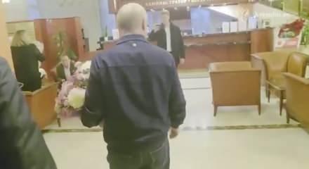 Rusya Devlet Başkanı Putin eski &ouml;ğretmeninin ayağına kadar gitti onu &ccedil;i&ccedil;eklerle karşıladı,