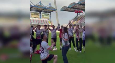 Şampiyonluk kutlamalarında futbolcudan s&uuml;rpriz evlilik teklifi