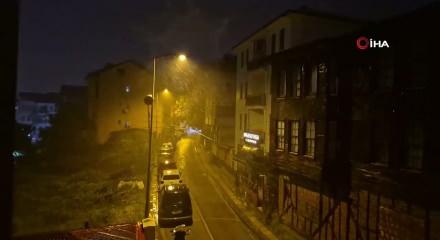 Şiddetli fırtına: &Ccedil;atı u&ccedil;tu, 6 ara&ccedil; hasar g&ouml;rd&uuml;