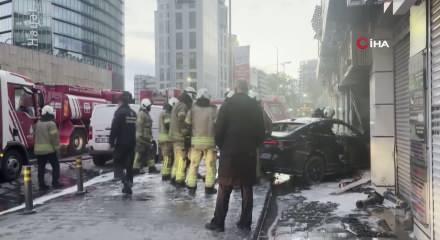 Şişli&rsquo;de l&uuml;ks ara&ccedil; d&uuml;kkana girdi: 2 yaralı