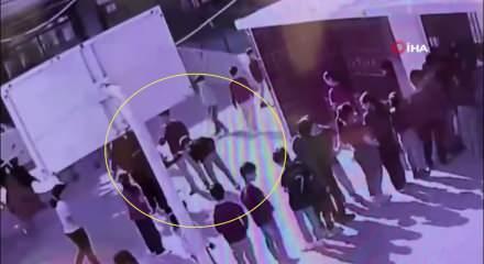 Teneff&uuml;ste nefes alamayan ğrencisini &ouml;ğretmeni Heimlich manevrasıyla kurtardı
