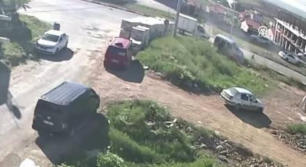 Uşak'ta 4 kişinin yaralandığı trafik kazası g&uuml;venlik kamerasında