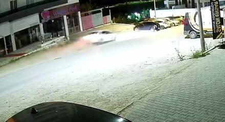 Uyuyakalan s&uuml;r&uuml;c&uuml; park halindeki ara&ccedil;lara daldı