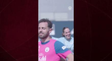  Manchester City'de oyuncuların teknik direkt&ouml;rleri Guardiola'ya ve takım arkadaşlarına renkli vedaları viral oldu