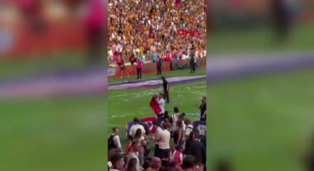 Acun Ilıcalı, Wembley&rsquo;de T&uuml;rk bayrağı a&ccedil;ıp kupayı kaldırdı