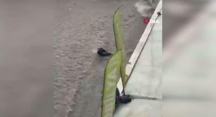 Ankara'yı sel vurdu, vatandaşlar suda s&uuml;r&uuml;klendi! O anlar kamerada...
