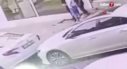 Arnavutk&ouml;y'de k&ouml;pek sevme tartışması tekmeli yumruklu kavgaya d&ouml;n&uuml;şt&uuml;