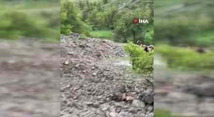 Tunceli'de ayağını burkan vatandaşı jandarma sırtında taşıdı