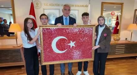 Bakan Ersoy, gen&ccedil; sanat&ccedil;ıları kabul etti