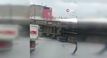 Başakşehir'de dehşet anları: Kontrolden &ccedil;ıkan tır iki aracın &uuml;zerine devrildi