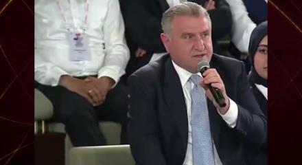 Başkan Erdoğan'dan Bakan Bak'a g&uuml;l&uuml;mseten Milli Takım d&uuml;zeltmesi