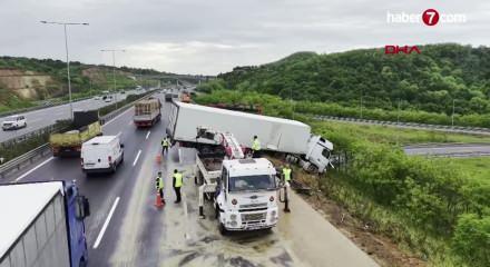 Beykoz'da 3 aracın karıştığı zincirleme kazada bariyerleri aşan TIR, yolun dışına &ccedil;ıktı