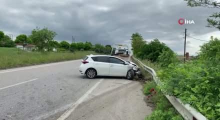 &Ccedil;anakkale'de iki otomobil &ccedil;arpıştı: 3 &ouml;l&uuml;, 2 yaralı