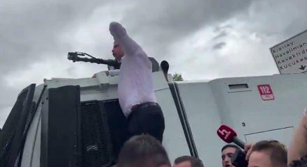 CHP Lideri &Ouml;zg&uuml;r &Ouml;zel, TOMA'ya &ccedil;ıkıp slogan attı