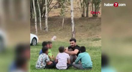 &Ccedil;orlu&rsquo;da şehit olan polis Emrah Ko&ccedil;&rsquo;un t&uuml;rk&uuml; s&ouml;yleyip &ccedil;ocuklarla eğlendiği anları