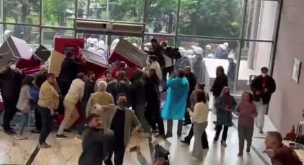 Cumhuriyet Halk Partisi binasında bulunan CHP'liler Polise yangın t&uuml;p&uuml;yle m&uuml;dahale etti