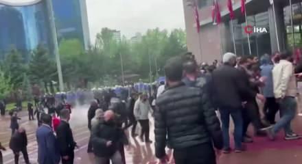 Cumhuriyet Halk Partisi binasında bulunan CHP'liler Polise yangın t&uuml;p&uuml;yle m&uuml;dahale etti