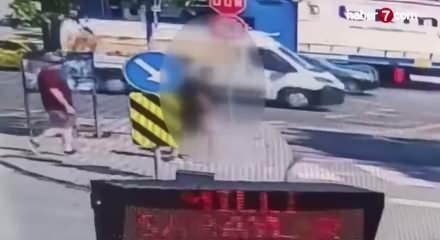 Dolmabah&ccedil;e&rsquo;de minib&uuml;s&uuml;n &ccedil;arptığı kadın trafik polisi ağır yaralandı; kaza kamerada