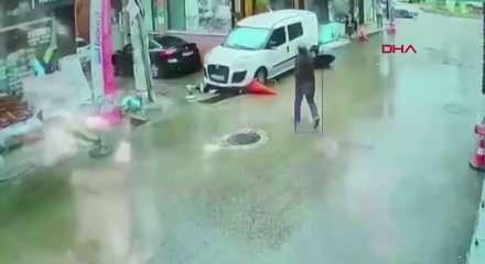 Hafif ticari aracın anne ve &ccedil;ocuğunu altına alıp, s&uuml;r&uuml;klediği kaza kamerada
