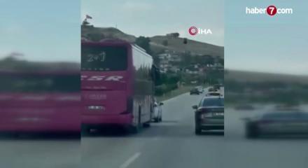 Hatay'da kornaya basarak otomobilleri sollayan yolcu otob&uuml;s&uuml;, manevralarıyla korkuttu