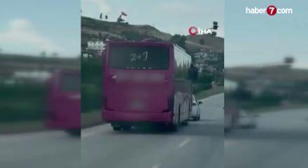 Hatay'da kornaya basarak otomobilleri sollayan yolcu otob&uuml;s&uuml;, manevralarıyla korkuttu