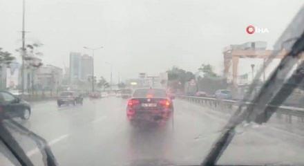  İstanbul'da sağanak etkisini g&ouml;stermeye başladı: Yollar g&ouml;le d&ouml;nd&uuml;