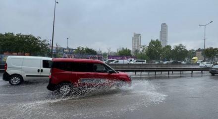 İstanbul'un iki yakasında sağanak yağış etkili oldu