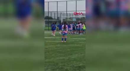 Kadın futbol takımı oyuncuları sahada birbirine girdi: 5 kırmızı kart