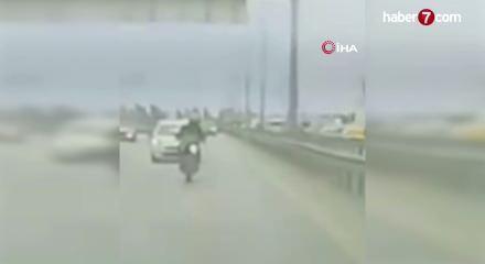 K&ouml;pr&uuml;den sarkan reklam afişi motosikletliyi yola savurdu
