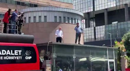 Skandalları bitmiyor! Mahmut Tanal yine sahnede! Elinde hortumla &ccedil;atıya &ccedil;ıktı!